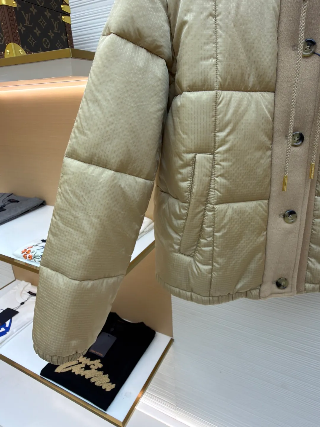 LOUIS VUITTON tear-resistant quilted hooded jacket ●Original version: Purchased and developed by 33886 ●Item number: 1681322-C65 ●Fabric: polyester fiber fabric ●Technology: Printing ●Color: Khaki ●Version: Fitted version ●Weight: about 650 grams ●Size: 36-38-40 ●Description: This style adopts a neat straight cut, which hides the lean body and allows free movement. The hood is equipped with a drawstring, which is windproof and practical. The inner lining is decorated with the brand's unique print, highlighting its unique personality in every detail, creating a dual charm both inside and outside. This style of clothing focuses on functional fabrics. The main fabric is made of 100% nylon, giving it excellent wear resistance and strength; the lining is 100% polyester, which brings a smooth touch and improves breathability and moisture removal. Made of polyester and cotton blend in some areas, it balances comfort and durability. In addition, the specially added polyvinyl chloride coating can effectively enhance the water and wind resistance of the product, making it highly practical. The overall wiring is straight and delicate, the fabric is comfortable and soft, and the color is consistent without color difference. It can be matched with the same style to create a fashionable look and control various occasions. Customized accessories, complete with three standards, same style for men and women!